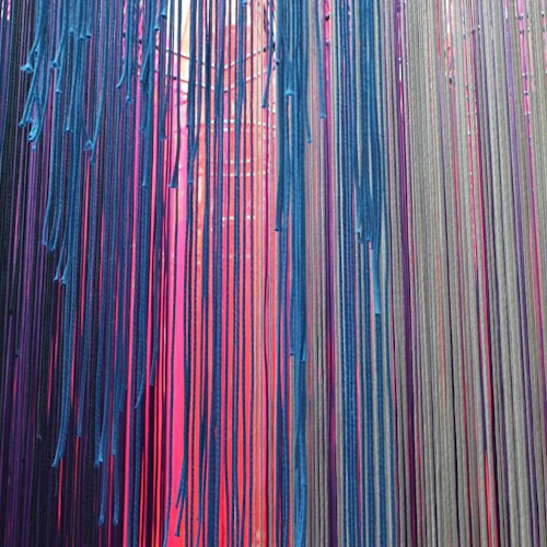 Instalación de cuerda coloreada