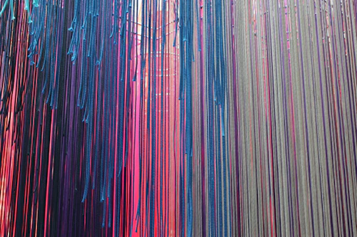 Instalación de cuerda coloreada