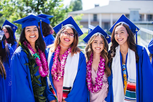 4 mujeres en traje de graduación
