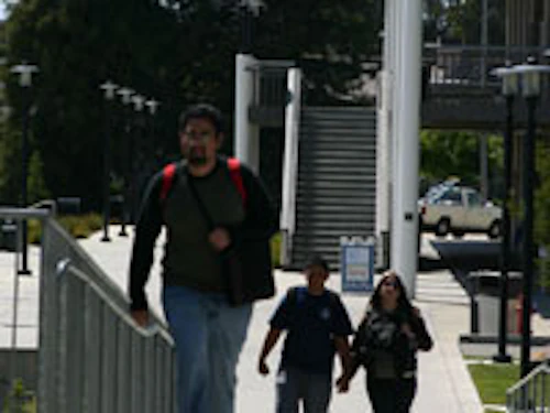 Estudiantes subiendo escaleras