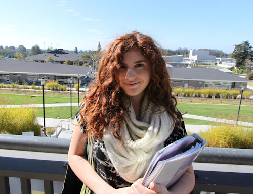 estudiante en el campus