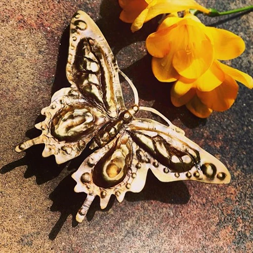 Un pez mariposa cola amarilla de metal