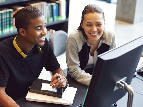 Estudiantes en computadora
