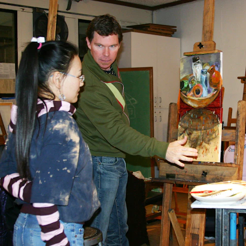 Estudiante pintando con instructor