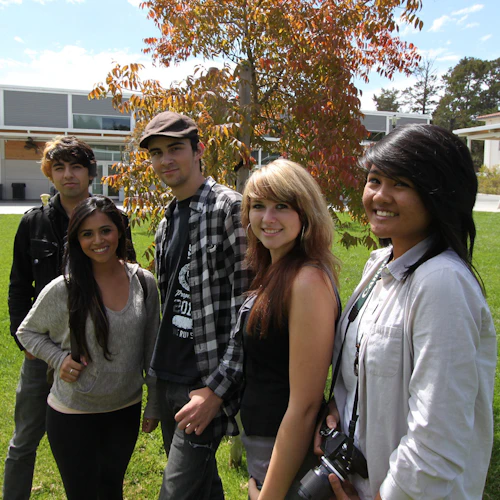 Grupo de estudiantes afuera