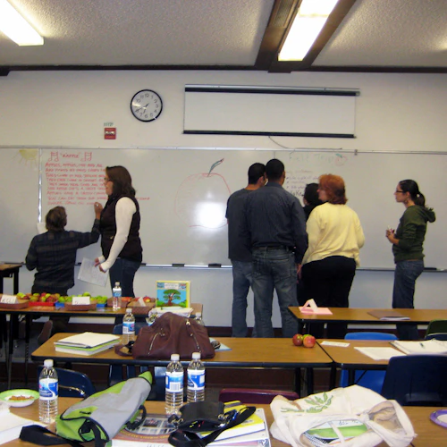 estudiantes en el pizarrón