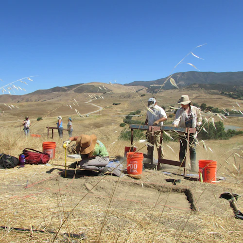 Estudiantes de antropología en el campo