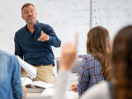 Profesor de Secundaria en un aula con estudiantes