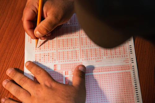 Estudiante escribiendo en hoja de examen