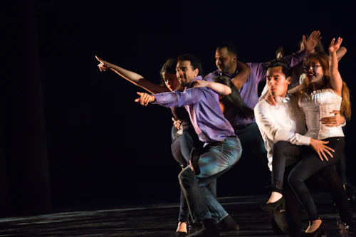 Bailarines señalando