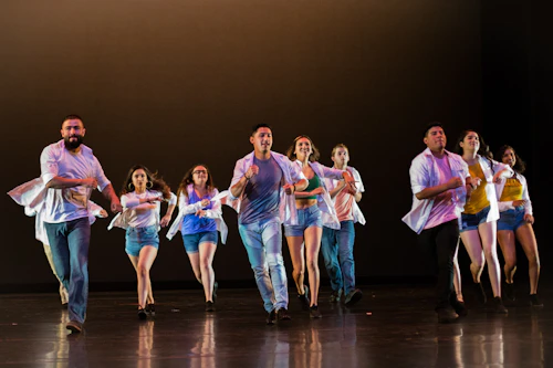 Bailarines avanzando con paso firme