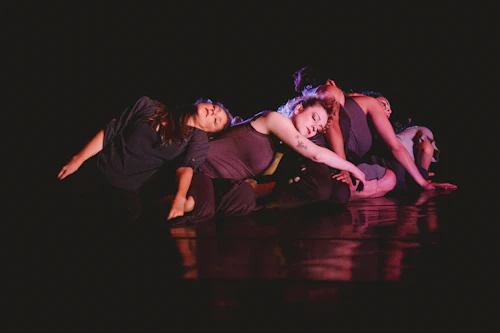 Bailarines en el piso