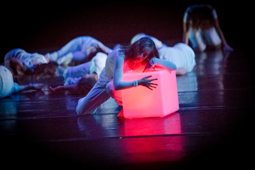 Bailarina con cubo brillante