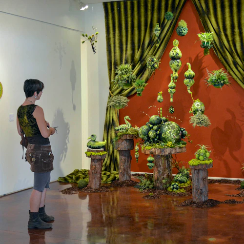 estudiante viendo instalación en galería