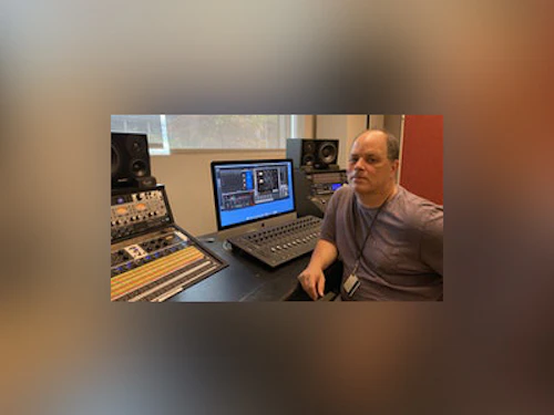 Elk trabajando en un escritorio