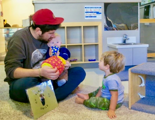 Los profesores internos practican sus habilidades utilizando interacciones verbales y no verbales con los niños, y escuchan cuidadosamente para aprender lo que saben los niños y cómo piensan, y los guían suavemente para pensar en nuevas ideas.