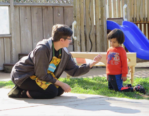 Los profesores internos perfeccionan sus habilidades para conectar y construir relaciones sólidas mientras guían el comportamiento de los niños de maneras positivas.