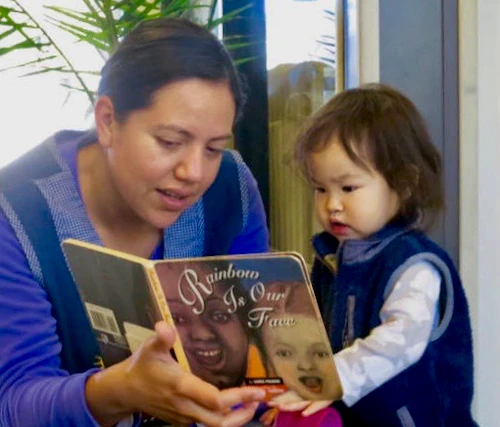 Maestros internos practican sus habilidades utilizando palabras y acciones respetuosas que sean amables, consideradas y atentas para mostrar a los niños que son valorados.