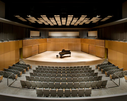 Un escenario vacío con un piano.