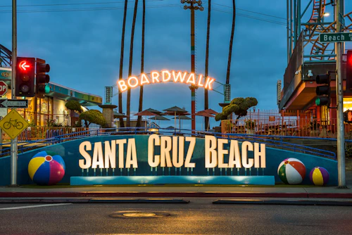 Santa Cruz Boardwalk sign por la noche