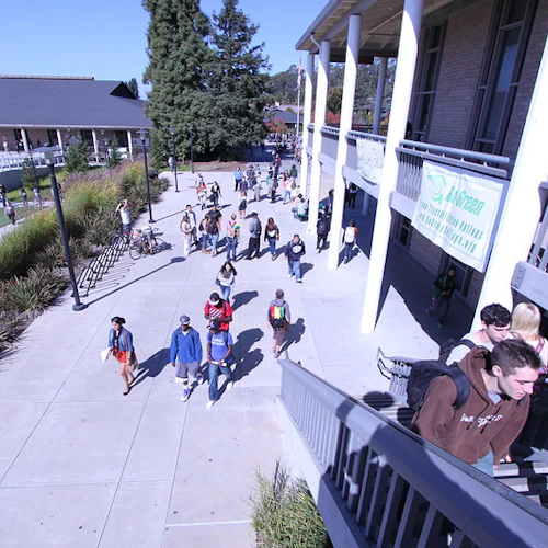 estudiantes caminando por el campus