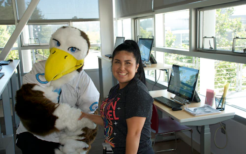 Seahawks Mascot Sammy con un estudiante