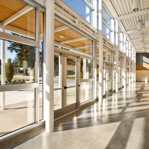 pasillo translúcido