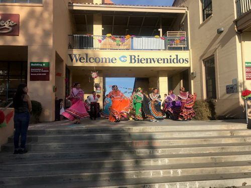 Entrada de Watsonville con bailarines