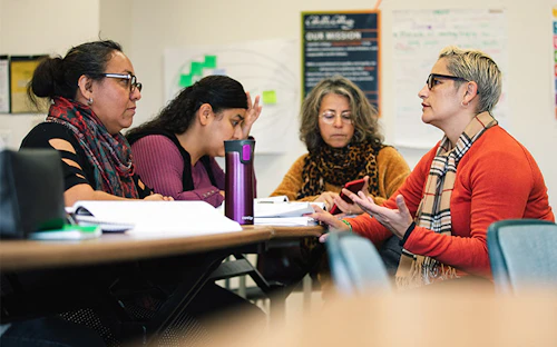 estudiantes colaborando