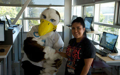 Sammy en el centro de bienvenida con un estudiante.