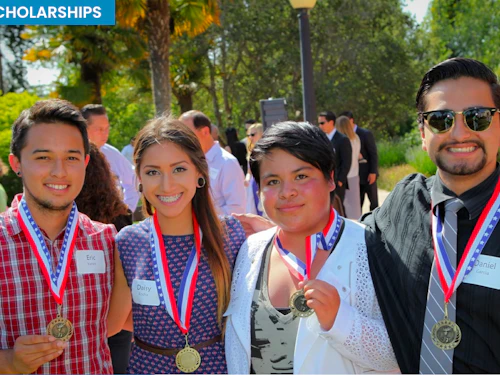 Foto de cuatro estudiantes beneficiarios de becas de la Fundación American Dream Ow