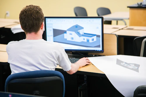 estudiante en computadora