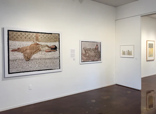 vista de instalación con imagen de mujer cubierta con escritura árabe