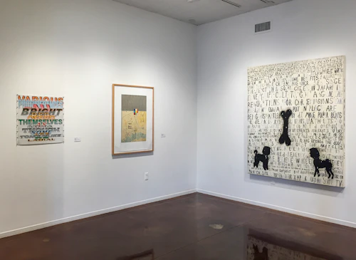 vista de instalación con pintura textual en bloque crudo