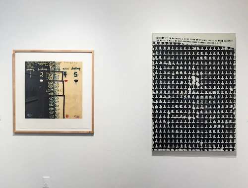 vista de instalación con pintura compuesta por letras apiladas muy densamente