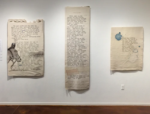 vista de instalación con tejido de tapete con texto manuscrito detallado entrelazado