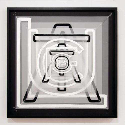 imagen de un cartel con letras pintadas en mirol apiladas una encima de otra formando la palabra post-factual