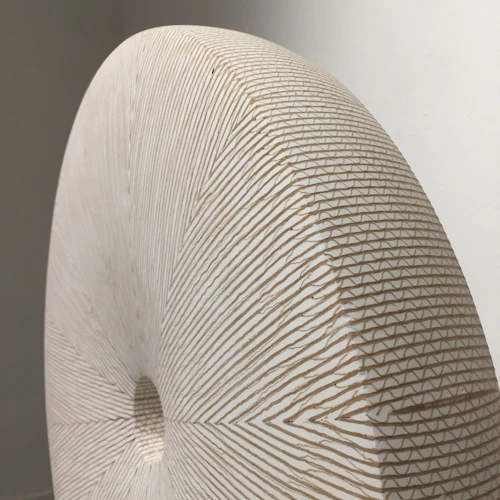 detalle de escultura de cartón laminado con yeso en las grietas