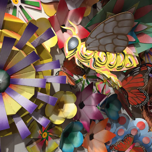 detalle de flores de cartulina y abeja