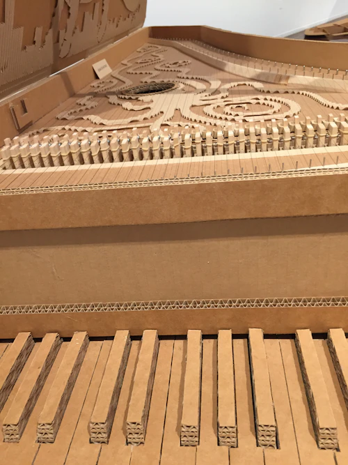 detalle de teclas y cuerdas en arpa de cítara