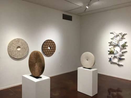 vista de instalación con esculturas de cartulina laminada hechas en un torno