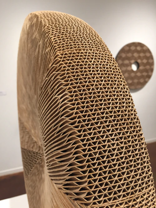 detalle de escultura de cartón laminado