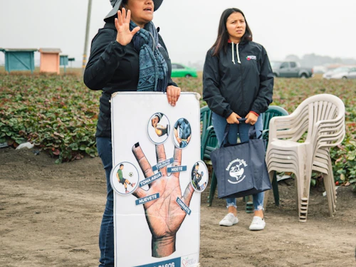 Trabajadores de Salud Comunitaria hablando con un grupo de personas