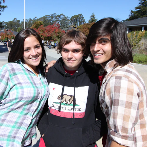 estudiantes en el patio