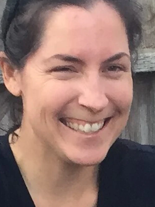 Maestro haciendo trabajos de jardinería