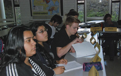 estudiantes en clase tomando apuntes
