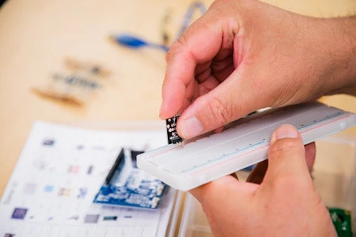 manos trabajando con herramientas de dibujo