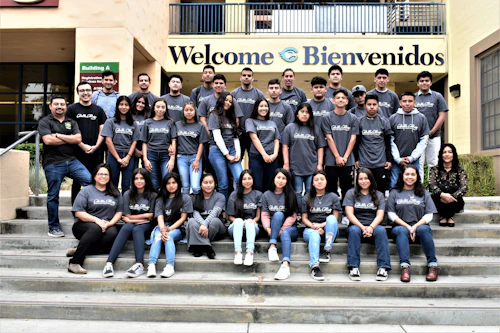 Grupo de migrantes de verano de 2019 frente a Cabrillo