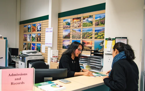 Estudiante recibiendo ayuda de un empleado en el Centro de Watsonville