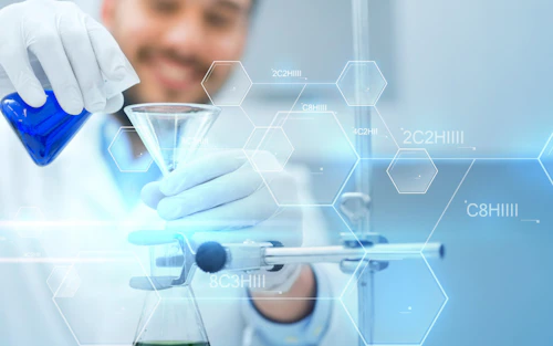 científico de biotecnología masculino vertiendo químicos